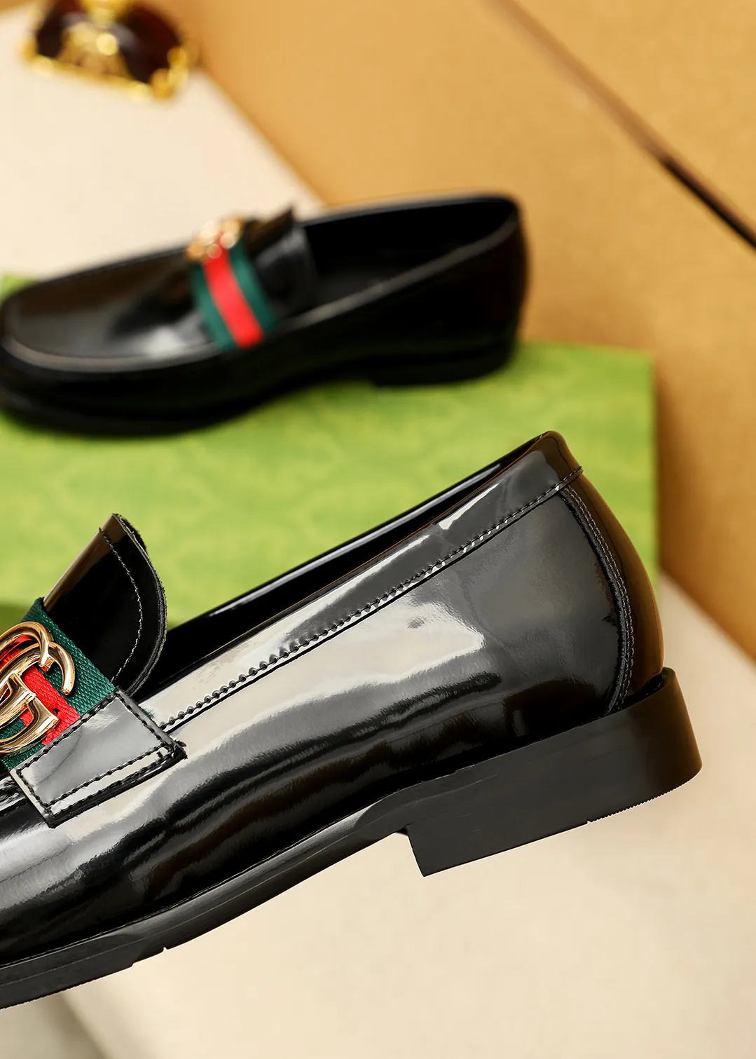 Men's shoes 💰480 💐 Product trademark: GUCCI "Gucci" casual leather shoes Regular size: 38-44 (45.46🉑️customized) Product materials: Selected imported first-layer open-edge beaded cowhide leather upper + luxury hardware buckle, imported water-dyed cowhide leather lining. Strong three-dimensional visual effect, original outsole color: 2 colors available